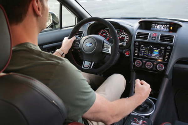 Cómo conducir un auto manual para hacer los cambios tú mismo
