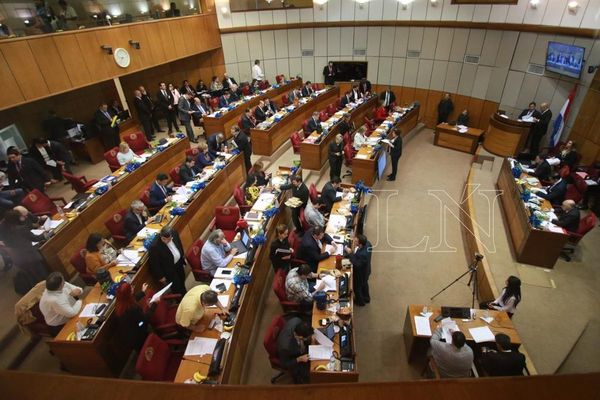 Postergan estudio del impuesto al tabaco y alcohol
