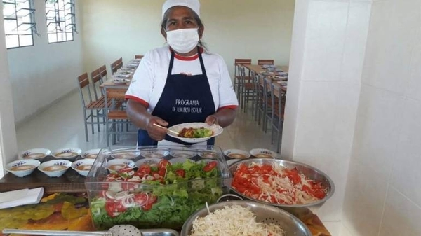 HOY / Cuatro mil niños sin almuerzo  ni merienda y 80 cocineras sin  empleo, víctimas de negociado