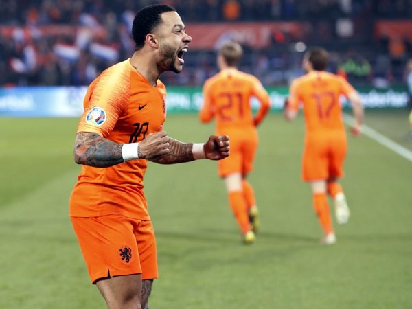 Un arrollador Depay lidera la goleada de Holanda