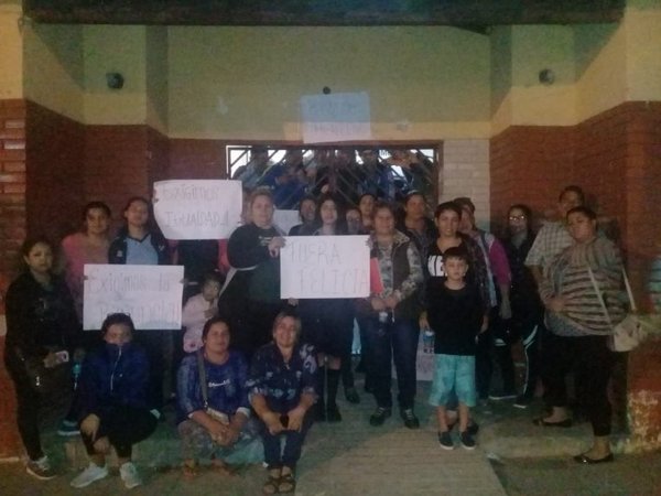 Tras promesa incumplida, vuelven a tomar colegio - Nacionales - ABC Color
