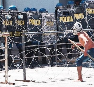 Indígenas que lalaban apedrearon a la prensa