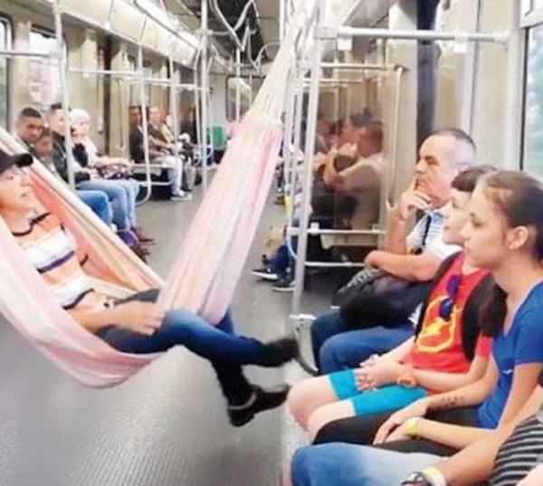 Colocó su hamaca para un pirakutu en el viaje