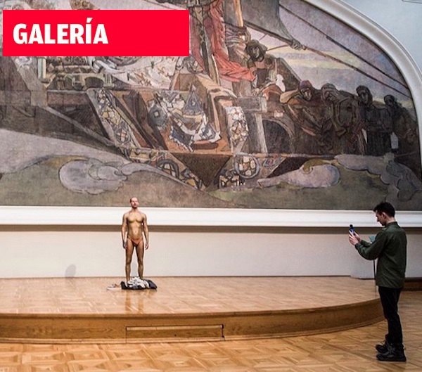 Caminó desnudo por la galería