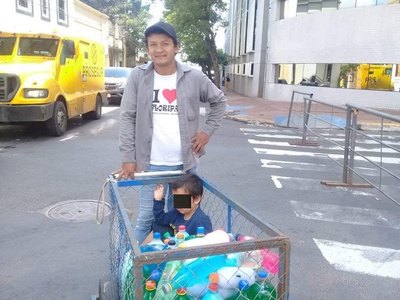 Un papá y su peque pelean el día a día en su carrito
