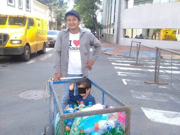 Un papá y su peque pelean el día a día en su carrito