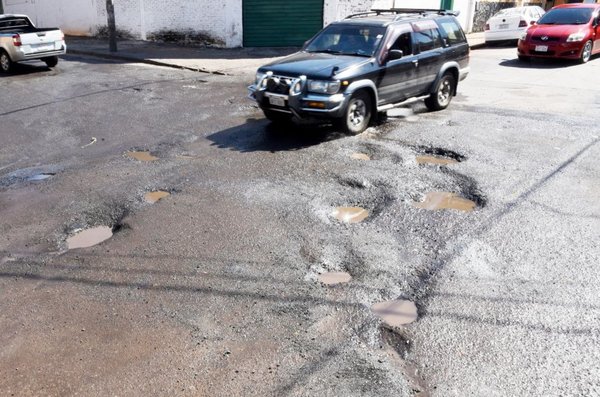 Aumentaron baches por desidia, señalan - Edicion Impresa - ABC Color