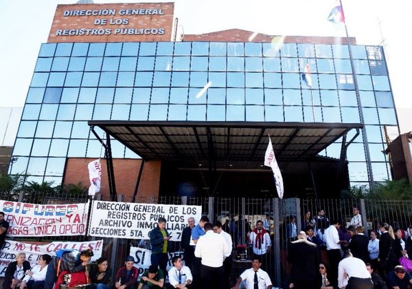 Huelga ante precariedad en Registros - Edicion Impresa - ABC Color
