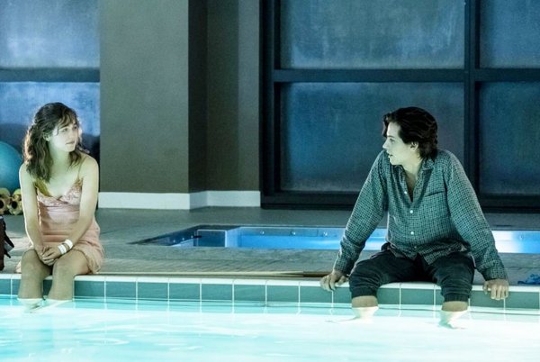 Drama romántico sobre adolescentes alejados - Edicion Impresa - ABC Color