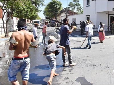 Indígenas reaccionan con violencia al no lograr solución a reclamo de 6 meses