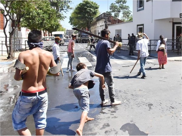 Indígenas reaccionan con violencia al no lograr solución a reclamo de 6 meses