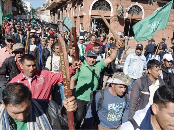 Pacífica marcha campesina denuncia la migración de jóvenes y desalojos