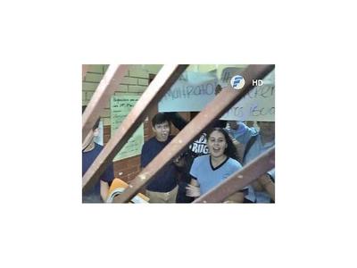 Apartan a directora tras toma de colegio público en Lambaré