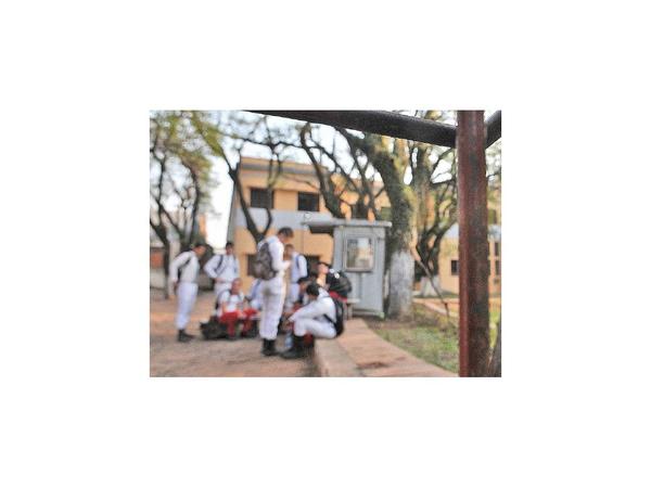 Estudiantes del CNC deambulan por el patio por falta de docentes