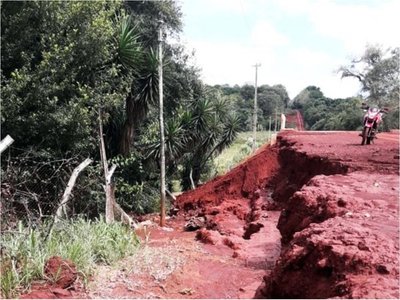 Raudales desmoronan acceso a un puente y vecinos cierran una ruta