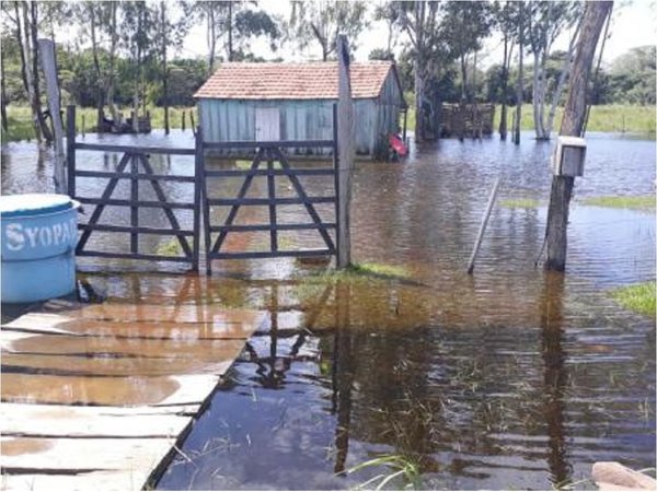 Suman casi 8.000 familias afectadas por inundaciones