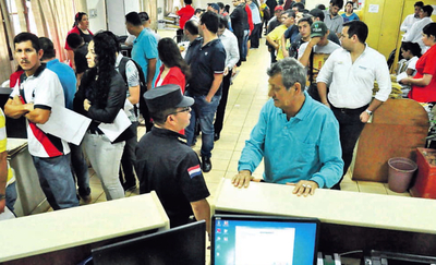 Unas 800 personas por día acuden  a gestionar sus registros en CDE | Diario Vanguardia 07