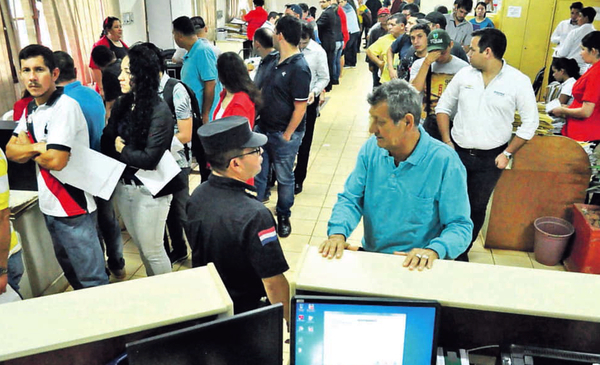 Unas 800 personas por día acuden a gestionar sus registros en CDE | Diario Vanguardia 07