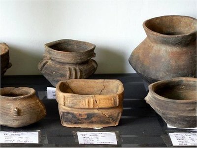 Hallan tesoro arqueológico que incluye 14 tumbas y cerámicas