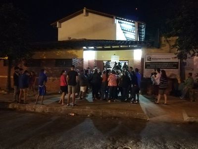 Alumnos toman colegio en Lambaré