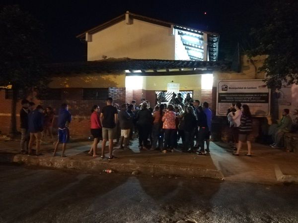 Alumnos toman colegio en Lambaré