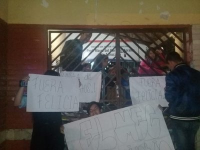 Alumnos piden con una toma la destitución de directora - ADN Paraguayo