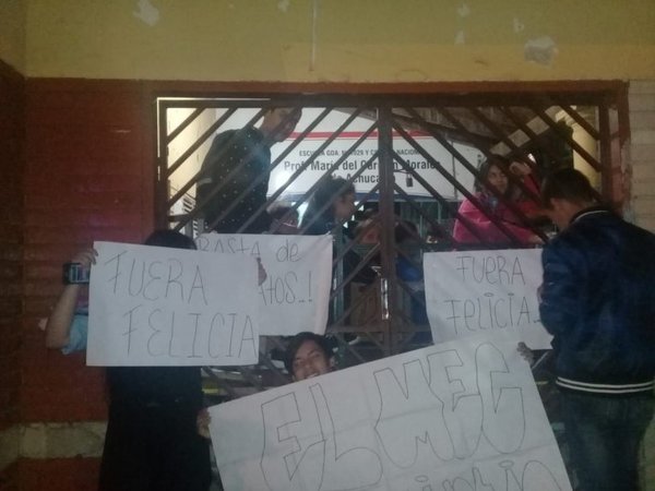 Alumnos piden con una toma la destitución de directora - ADN Paraguayo