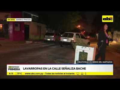 Lavarropas en la calle señaliza bache - Tv - ABC Color