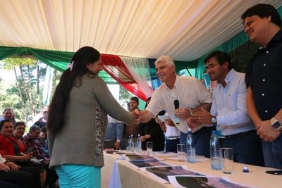 MOPC entrega indemnización a 81 familias que ocupaban la franja de las Rutas 2 y 7 | .::Agencia IP::.
