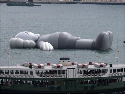Artista callejero conquista Hong Kong con una escultura flotante