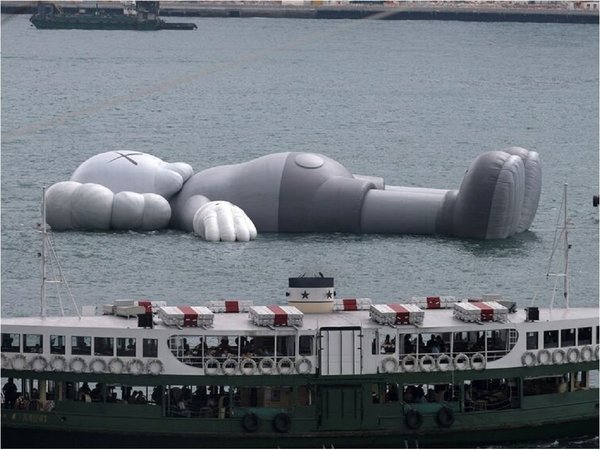 Artista callejero conquista Hong Kong con una escultura flotante
