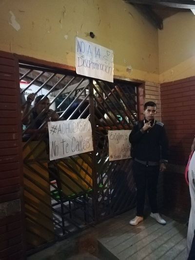 Apartan a directora y levantan toma de colegio en Lambaré