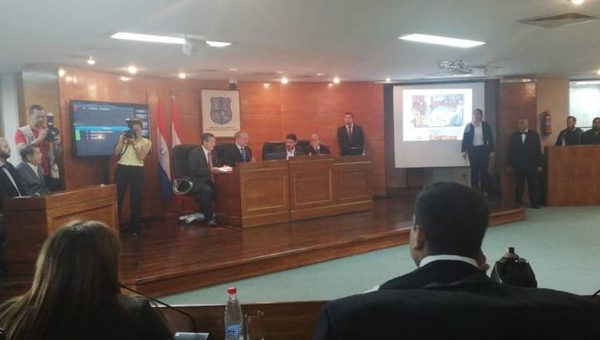 HOY / 19 concejales libran a Mario de explicar supuesta coima en la concesión de casillas de Quinta