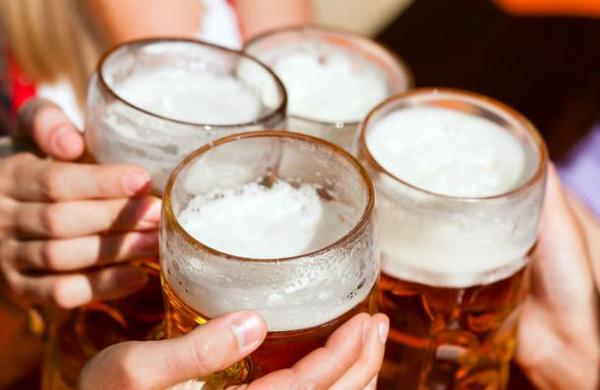 Beber alcohol y café ayudaría a prolongar los años de vida - C9N