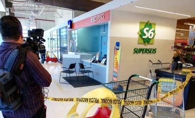 HOY / Tres hombres vestidos de negro y encapuchados asaltan boca de cobranza de banco en un super