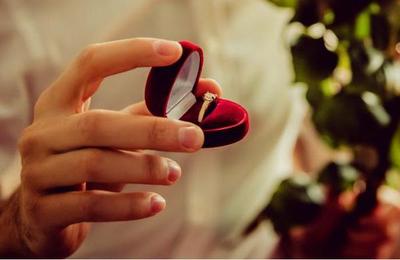 Pareja iraní fue arrestada por proponer matrimonio en público - C9N