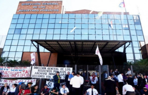 Se extiende la huelga en Registros Públicos - Radio 1000 AM