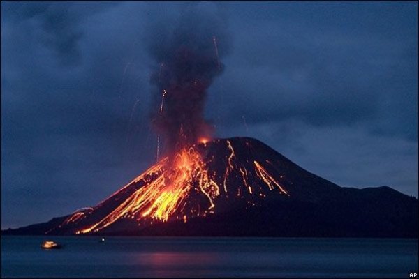 Volcán hawaiano vierte lava al mar - (ABC Radio) - 730am - ABC Color