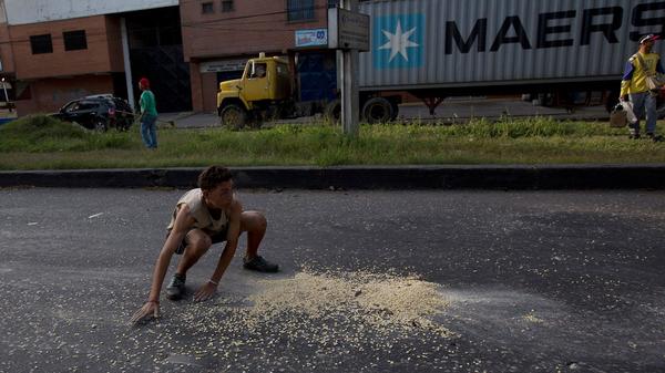 Los venezolanos saquean camiones para poder comer en medio de la crisis económica | Paraguay en Noticias