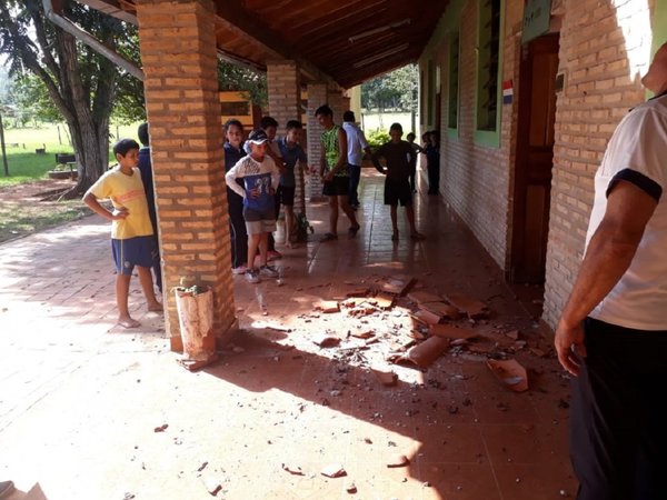 Susto por caída de parte del techo de una escuela en Yasy Cañy