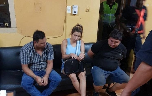 HOY / Tres peligrosos delincuentes a cargo de un solo policía: uno huyó, sospecha apunta a jefes