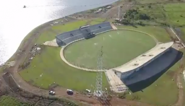 HOY / Levantan torres de iluminación del futuro estadio encarnaceno