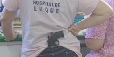 LUQUE: FUNCIONARIA DEL IPS ES FOTOGRAFIADA CON UN ARMA FUEGO