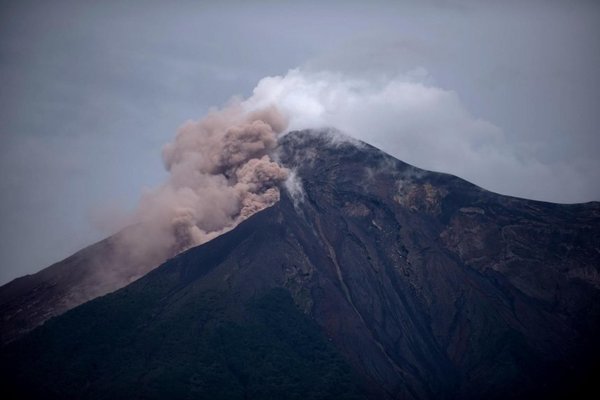 Guatemala vigila volcán de Fuego por incremento de actividad eruptiva - Internacionales - ABC Color