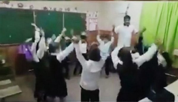 Mbo’ehára se hizo viral por su forma de enseñar