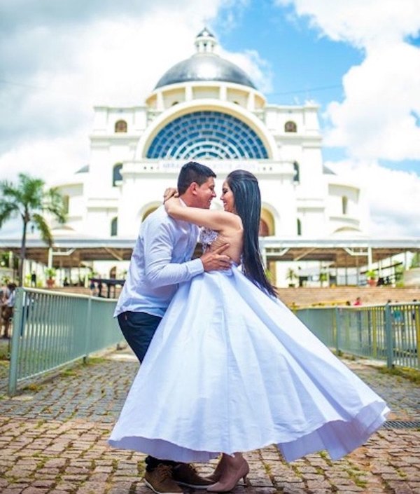 PAREJA HABLA DE SU FE. Hicieron sesión de fotos en honor a la Virgencita Azul