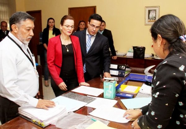 Fiscales allanaron Facultad de Química tras denuncia - Edicion Impresa - ABC Color