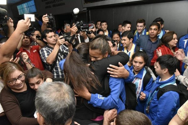 Arribaron paraguayos medallistas de Olimpiadas Especiales con 27 preseas - Fotos - ABC Color