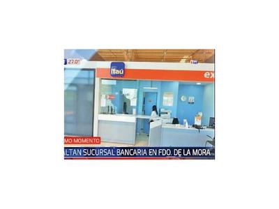 Delincuentes asaltan una sucursal del Banco Itaú