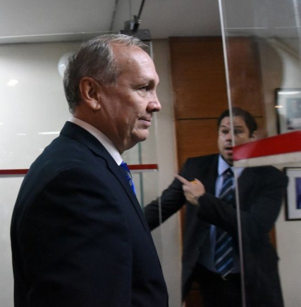Mario pacta con colorados y recurre a hurreros para no dar explicaciones - Edicion Impresa - ABC Color
